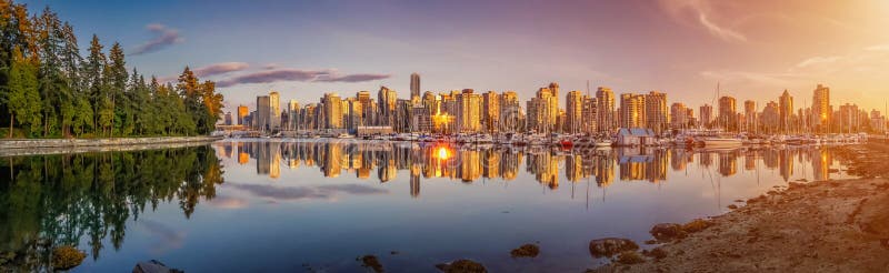 Härlig den Vancouver horisont och hamnen med idyllisk solnedgång glöder, British Columbia, Kanada