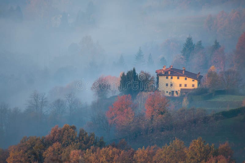 Härlig dimmig soluppgång i Tuscany, Italien, italiensk villa arkivbilder Härlig dimmig soluppgång i Tuscany, Italien, italiensk villa arkivbilder