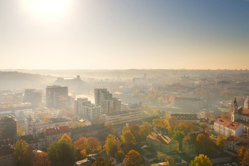 Härlig dimmig Vilnius stadsplats i höst med orange och gul lövverk Flyg- ottasikt fotografering för bildbyråer Härlig dimmig Vilnius stadsplats i höst med orange och gul lövverk Flyg- ottasikt fotografering för bildbyråer