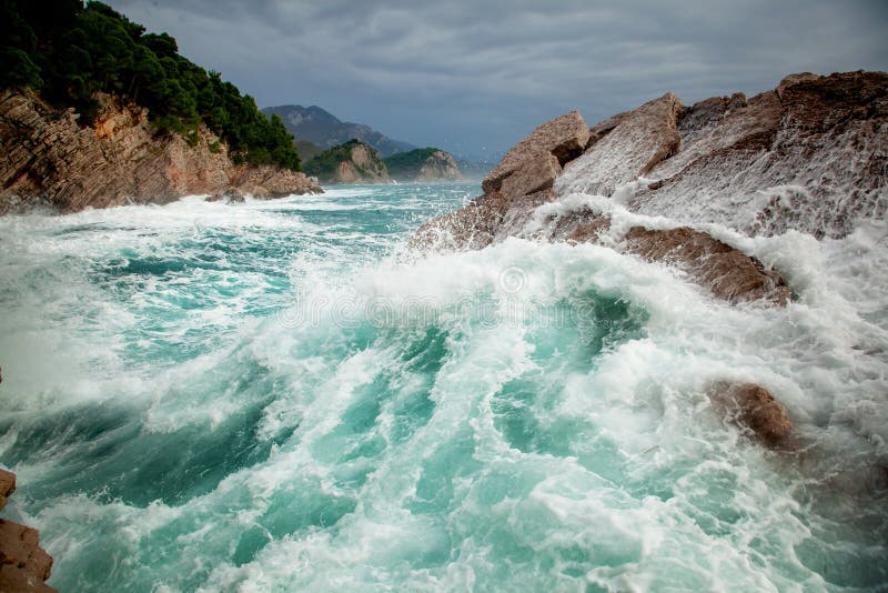 Härlig fantastisk bedöva seascape, vågor som kraschar på, vaggar under en storm, Petrovac Montenegro fotografering för bildbyråer Härlig fantastisk bedöva seascape, vågor som kraschar på, vaggar under en storm, Petrovac Montenegro fotografering för bildbyråer