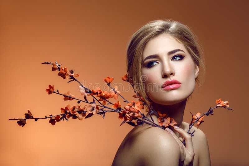 Härlig flicka med den sakura filialen arkivbild Härlig flicka med den sakura filialen arkivbild