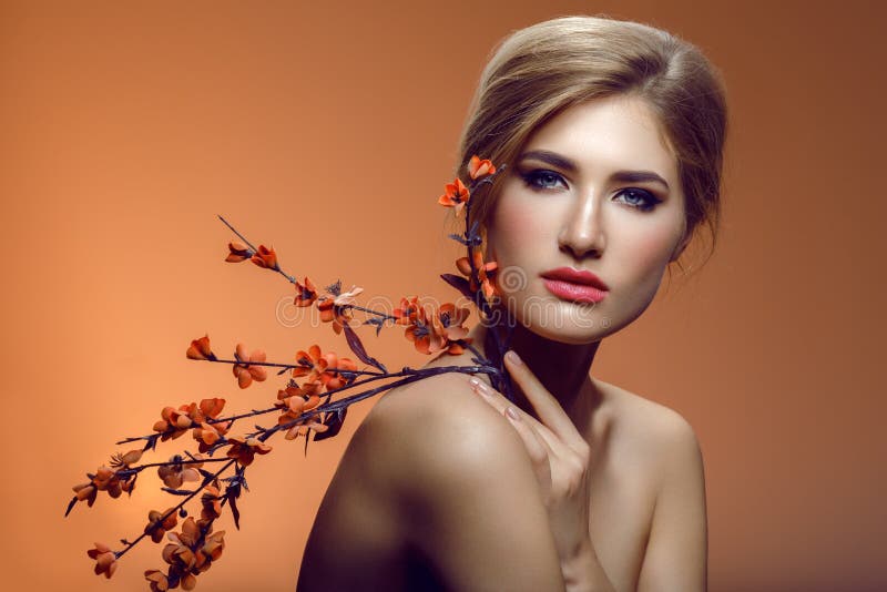 Härlig flicka med den sakura filialen arkivbild Härlig flicka med den sakura filialen arkivbild