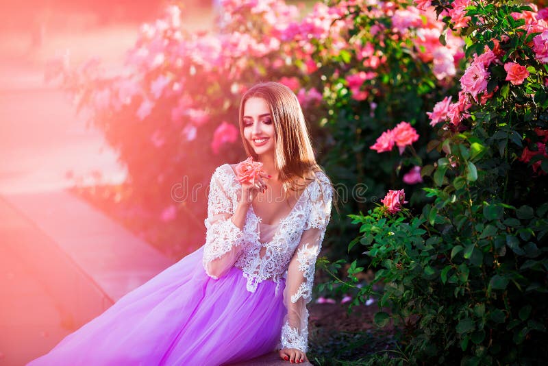 Härlig flicka som bär den eleganta klänningen som poserar nära färgrika blommor Konstarbete av den romantiska kvinnan royaltyfri fotografi Härlig flicka som bär den eleganta klänningen som poserar nära färgrika blommor Konstarbete av den romantiska kvinnan royaltyfri fotografi