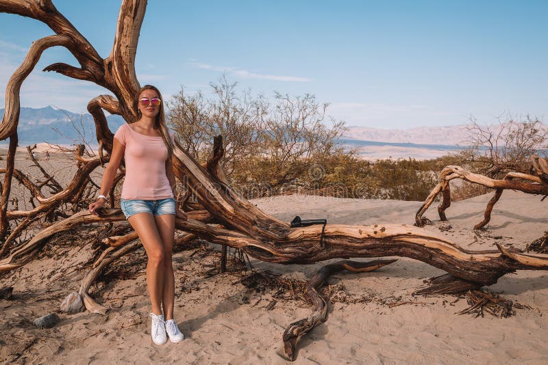 Härlig flicka som undersöker och fotvandrar ner den Death Valley öknen arkivbilder Härlig flicka som undersöker och fotvandrar ner den Death Valley öknen arkivbilder