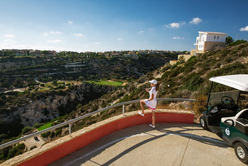 Härlig flickagolfare i golfklubb arkivfoto Härlig flickagolfare i golfklubb arkivfoto