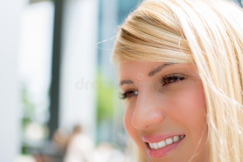 härlig flickastående med långt blont hår som ler utomhus royaltyfri bild härlig flickastående med långt blont hår som ler utomhus royaltyfri bild