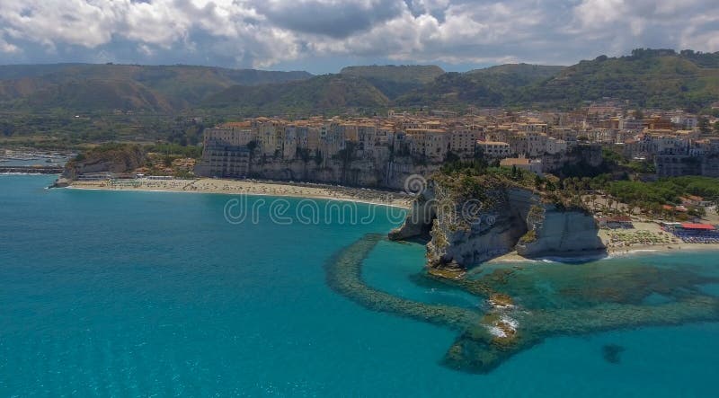 Härlig flyg- kust av Calabria i sommar, Italien royaltyfri foto Härlig flyg- kust av Calabria i sommar, Italien royaltyfri foto