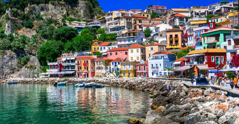 Härlig färgrik kuststad Parga i Grekland, Epirus