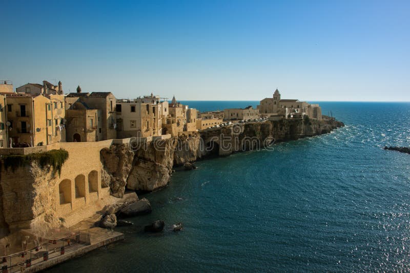 Härlig gammal stad av Vieste, Gargano halvö, Apulia region, söder av Italien royaltyfri foto Härlig gammal stad av Vieste, Gargano halvö, Apulia region, söder av Italien royaltyfri foto
