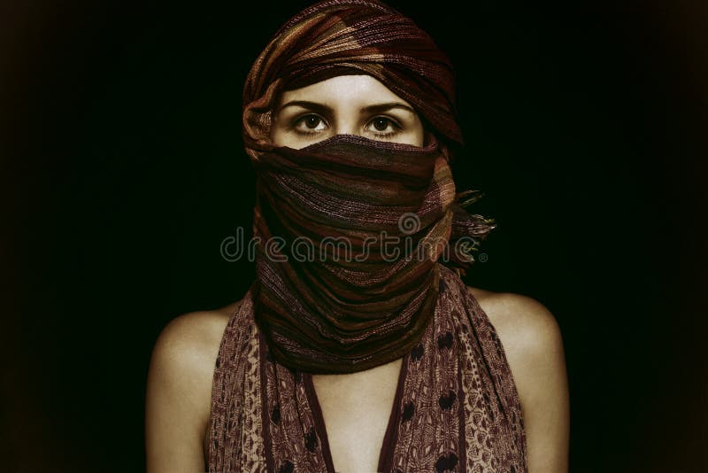 härlig grönögd kvinna i hijab fotografering för bildbyråer härlig grönögd kvinna i hijab fotografering för bildbyråer