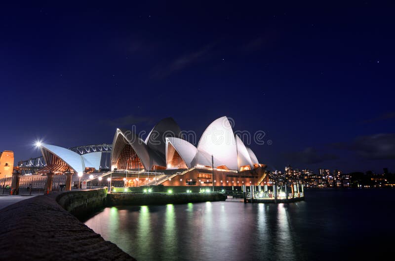 Härlig himmel för stjärnklar natt över den iconic Sydney Opera House royaltyfri foto Härlig himmel för stjärnklar natt över den iconic Sydney Opera House royaltyfri foto