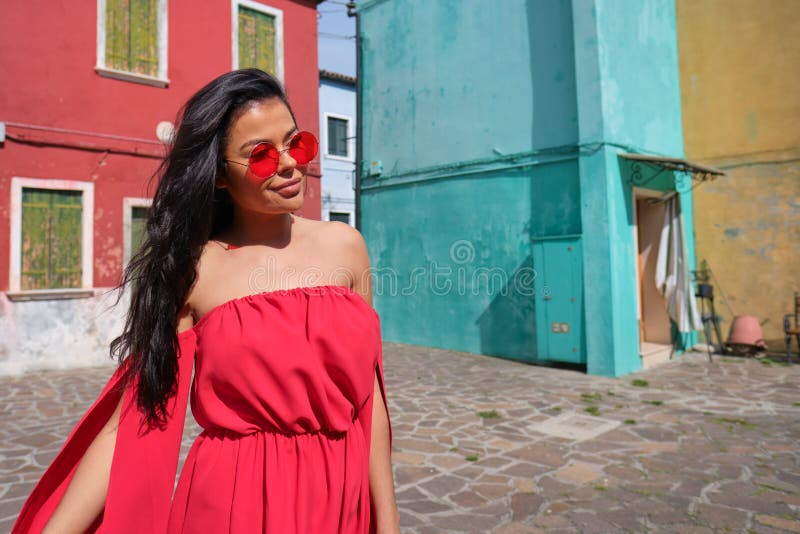 Härlig italiensk kvinna som är utomhus- på gatan av den gamla staden arkivfoton Härlig italiensk kvinna som är utomhus- på gatan av den gamla staden arkivfoton