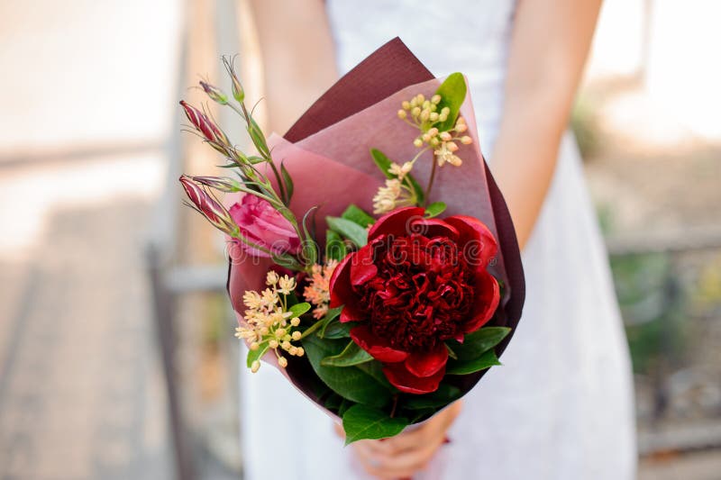 Härlig kombination av blommor i kvinnahänder royaltyfri foto Härlig kombination av blommor i kvinnahänder royaltyfri foto