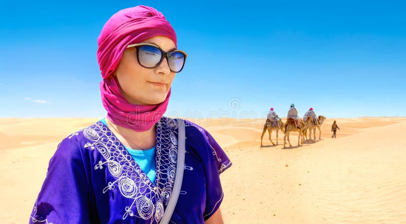 Härlig kvinna i arabiska traditionella kläder mot Sahara de royaltyfri fotografi Härlig kvinna i arabiska traditionella kläder mot Sahara de royaltyfri fotografi