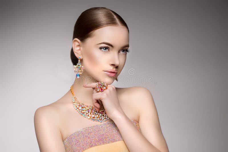 Härlig kvinna i en halsband, örhängen och cirkel Modell i juvel royaltyfri bild