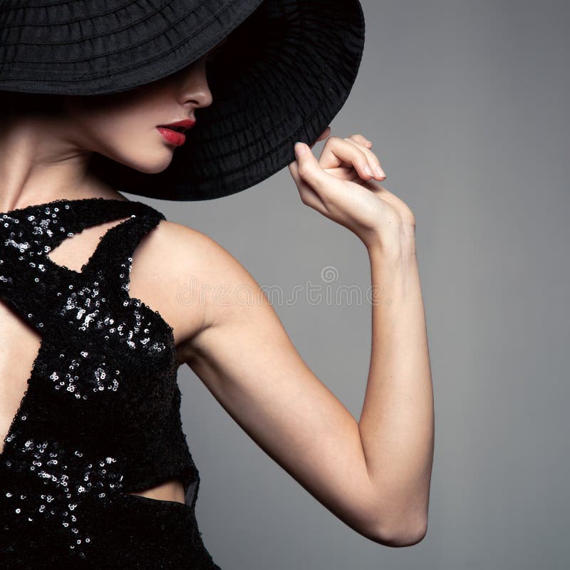 Härlig kvinna i hatt retro mode royaltyfri fotografi Härlig kvinna i hatt retro mode royaltyfri fotografi