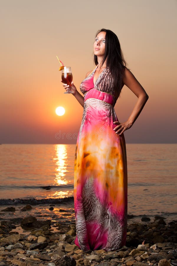 Härlig kvinna med en coctail på stranden royaltyfri bild Härlig kvinna med en coctail på stranden royaltyfri bild