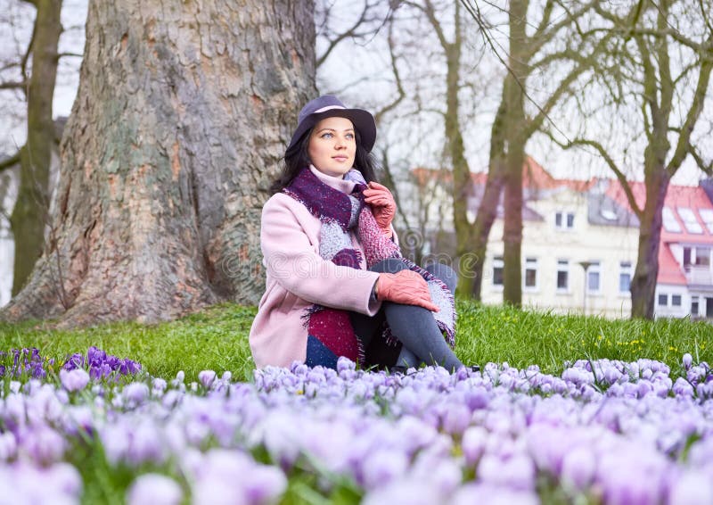 Härlig kvinna som bär med vårblommor royaltyfria bilder Härlig kvinna som bär med vårblommor royaltyfria bilder