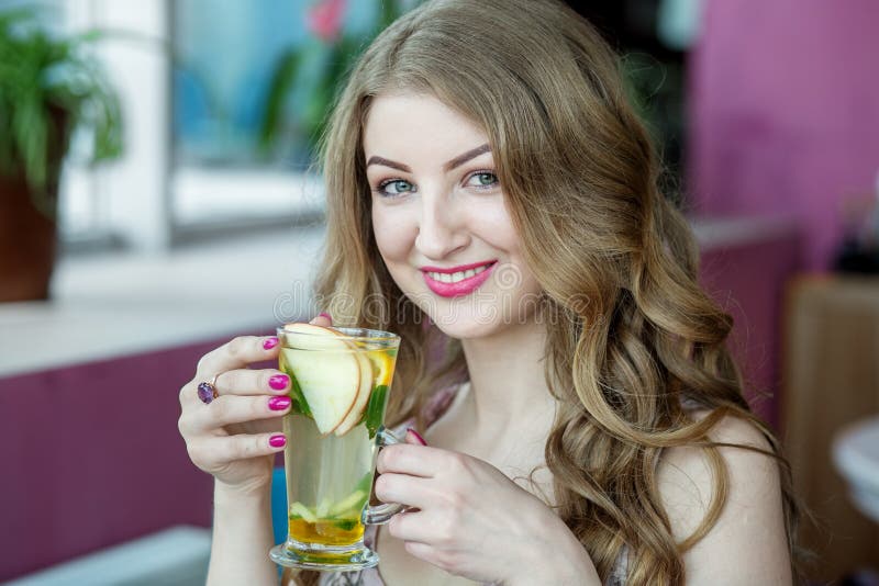 Härlig kvinna som dricker lemonad och att le Te med mintkaramellen och citruns Begrepp av livsstilen, drinkar och sunt ?ta arkivfoto Härlig kvinna som dricker lemonad och att le Te med mintkaramellen och citruns Begrepp av livsstilen, drinkar och sunt ?ta arkivfoto