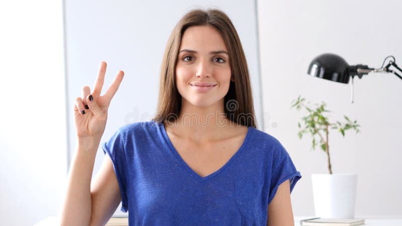 Härlig kvinna som gör en gest Victory Sign arkivfoton Härlig kvinna som gör en gest Victory Sign arkivfoton