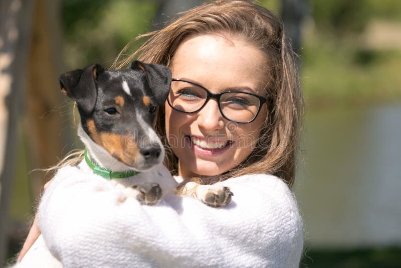 Härlig kvinna som spelar med hennes hund utomhus- stående serie royaltyfria bilder Härlig kvinna som spelar med hennes hund utomhus- stående serie royaltyfria bilder