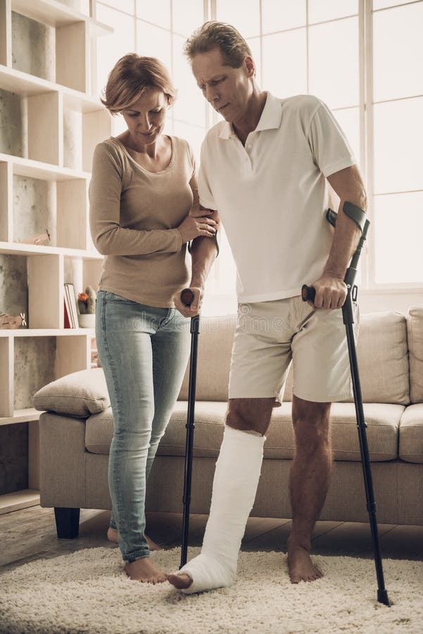 Härlig kvinnahjälpmake som flyttar sig med gips arkivfoton Härlig kvinnahjälpmake som flyttar sig med gips arkivfoton