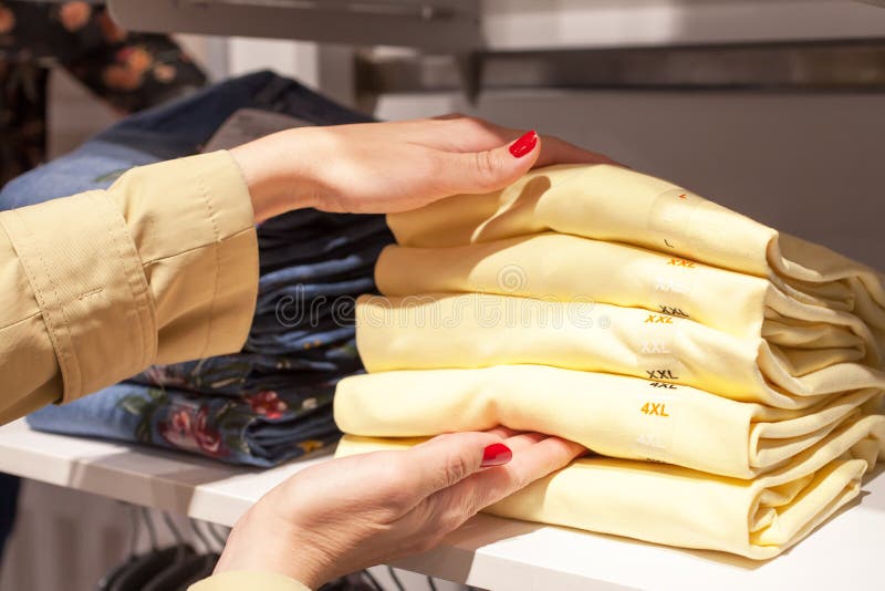 Härlig kvinnashopping på innegrejen shoppar arkivfoto Härlig kvinnashopping på innegrejen shoppar arkivfoto