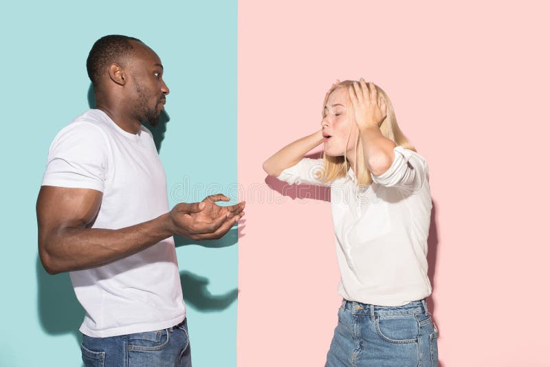 Härlig kvinnlig- och manstående på rosa färg- och blåttstudiobackgroud De unga emotionella paren royaltyfria bilder Härlig kvinnlig- och manstående på rosa färg- och blåttstudiobackgroud De unga emotionella paren royaltyfria bilder