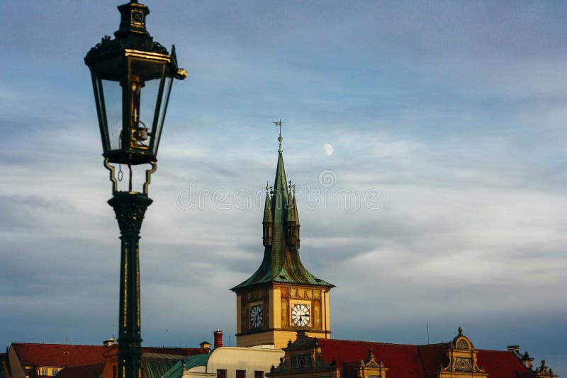 Härlig kyrka, tak och lykta av den gamla europeiska staden arkivfoton Härlig kyrka, tak och lykta av den gamla europeiska staden arkivfoton