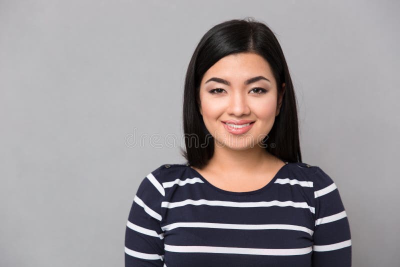 Härlig le kvinna som ser kameran royaltyfri fotografi