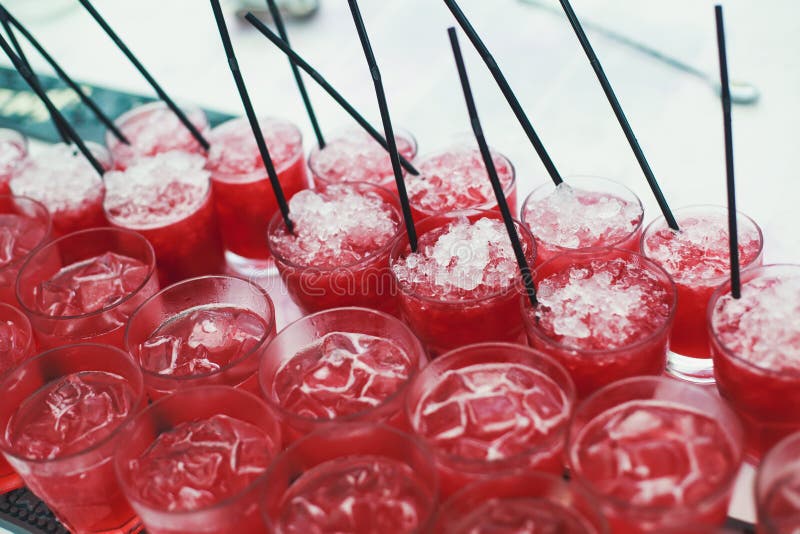Härlig linje av den olika kulöra alkoholcoctailar, tequilaen, martini, vodka och andra på den dekorerade sköta om banketttabellen royaltyfri fotografi Härlig linje av den olika kulöra alkoholcoctailar, tequilaen, martini, vodka och andra på den dekorerade sköta om banketttabellen royaltyfri fotografi