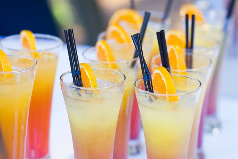 Härlig linje av olika kulöra alkoholcoctailar med rök på ett julparti, en tequila, en martini, en vodka och andra på delen arkivfoton Härlig linje av olika kulöra alkoholcoctailar med rök på ett julparti, en tequila, en martini, en vodka och andra på delen arkivfoton