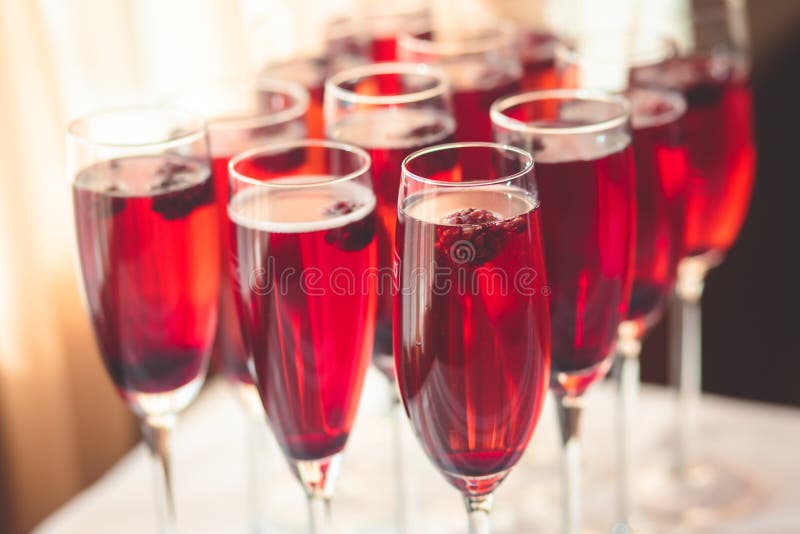 Härlig linje av olika kulöra alkoholcoctailar med rök på ett julparti, en tequila, en martini, en vodka och andra på delen royaltyfri foto Härlig linje av olika kulöra alkoholcoctailar med rök på ett julparti, en tequila, en martini, en vodka och andra på delen royaltyfri foto