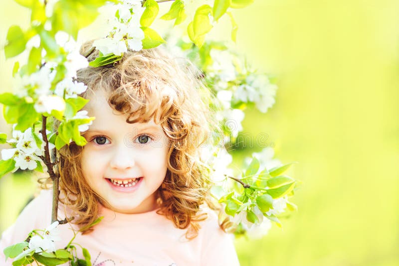Härlig liten flicka med blommaträdet arkivfoto Härlig liten flicka med blommaträdet arkivfoto