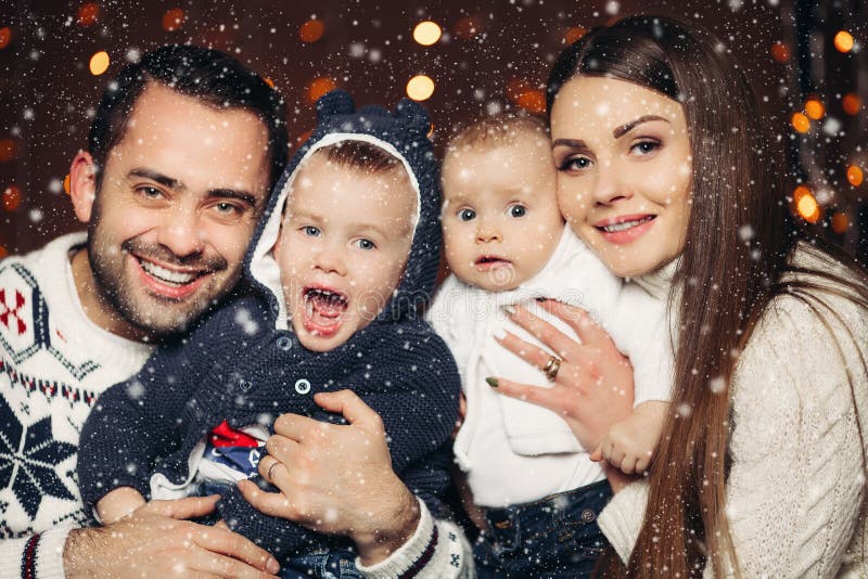 Härlig lycklig caucasian familj Stående av lyckligt älska syskon arkivfoto Härlig lycklig caucasian familj Stående av lyckligt älska syskon arkivfoto