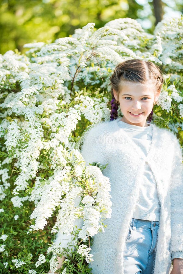 Härlig lycklig flicka som ler och skrattar Sommarblomningträd blommar white royaltyfria bilder Härlig lycklig flicka som ler och skrattar Sommarblomningträd blommar white royaltyfria bilder