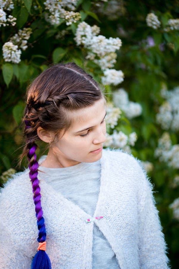 Härlig lycklig flicka som ler och skrattar Sommarblomningträd blommar white arkivfoton Härlig lycklig flicka som ler och skrattar Sommarblomningträd blommar white arkivfoton