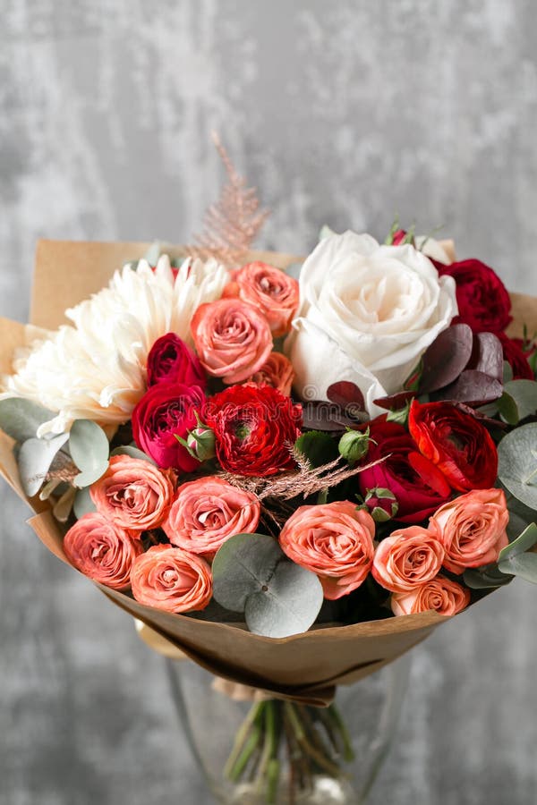 Härlig lyxig bukett av blandade blommor i vas arbetet av blomsterhandlaren på en blomsterhandel kopiera avstånd royaltyfri foto Härlig lyxig bukett av blandade blommor i vas arbetet av blomsterhandlaren på en blomsterhandel kopiera avstånd royaltyfri foto