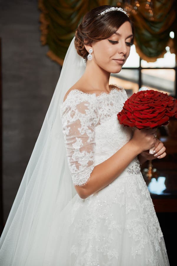 Härlig makeup för brudståendebröllop, frisyr royaltyfri fotografi Härlig makeup för brudståendebröllop, frisyr royaltyfri fotografi