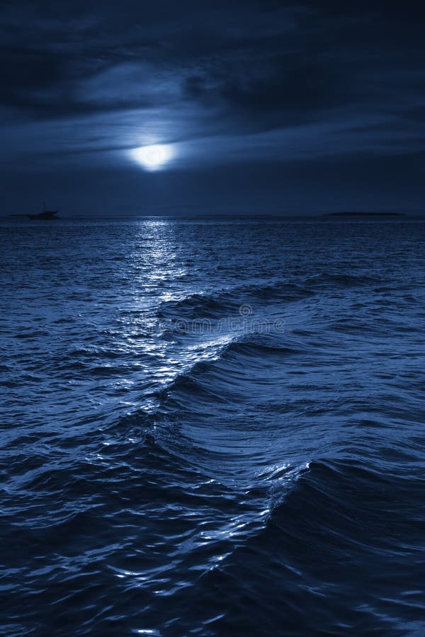 Härlig midnatt havsikt med moonrise- och stillhetvågor royaltyfria foton Härlig midnatt havsikt med moonrise- och stillhetvågor royaltyfria foton