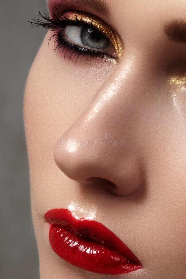 Härlig modell med modesmink Sexig kvinna för närbildstående med makeup för glamourkantglans och ljusa ögonskuggor arkivfoton Härlig modell med modesmink Sexig kvinna för närbildstående med makeup för glamourkantglans och ljusa ögonskuggor arkivfoton