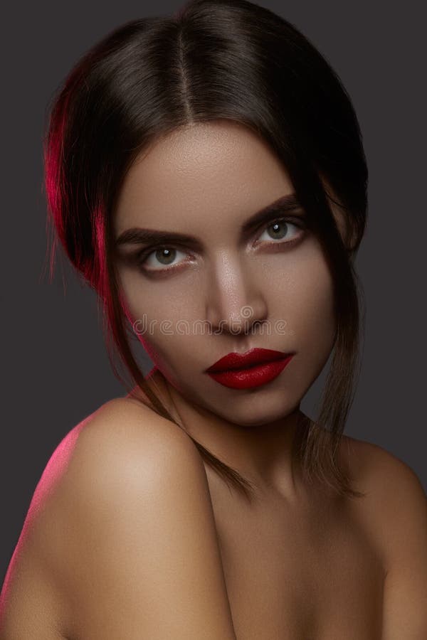 Härlig modell med modesmink Sexig kvinna för närbildstående med makeup för glamourkantglans och ljusa ögonskuggor fotografering för bildbyråer Härlig modell med modesmink Sexig kvinna för närbildstående med makeup för glamourkantglans och ljusa ögonskuggor fotografering för bildbyråer
