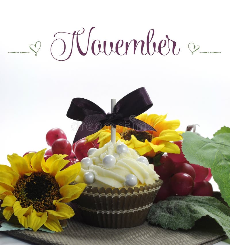 Härlig muffin för nedgångtacksägelsetema med säsongsbetonade blommor och garneringar för månaden av November royaltyfri fotografi