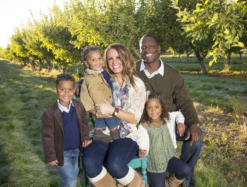 Härlig mång- etnisk familjstående utomhus arkivfoto Härlig mång- etnisk familjstående utomhus arkivfoto