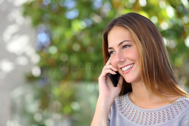 Härlig och elegant kvinna på mobiltelefonen arkivbild Härlig och elegant kvinna på mobiltelefonen arkivbild