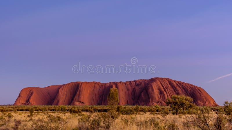 Härlig och färgrik soluppgång över Uluru, Ayers vaggar, Australien arkivfoton Härlig och färgrik soluppgång över Uluru, Ayers vaggar, Australien arkivfoton