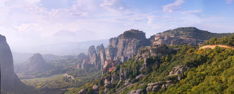 Härlig panorama av dalen i morgonen på skogen, roks fotografering för bildbyråer Härlig panorama av dalen i morgonen på skogen, roks fotografering för bildbyråer