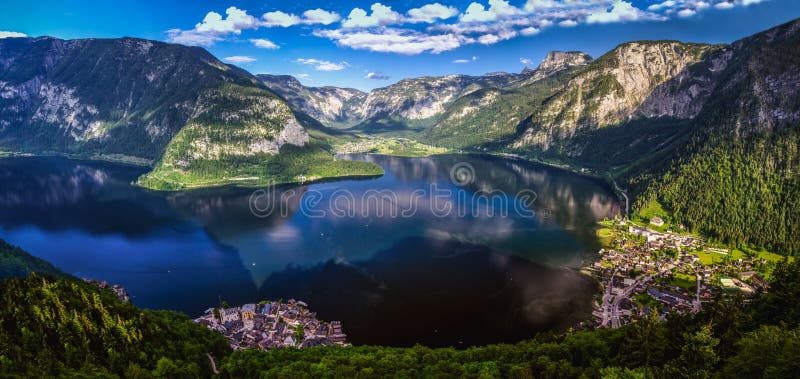 Härlig panorama av HallstÃ¤tter ser eller sjön Hallstatt