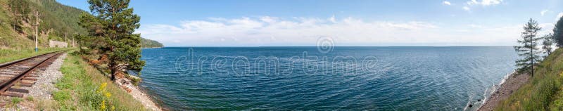 Härlig panorama av Lake Baikal på en klar dag royaltyfria foton Härlig panorama av Lake Baikal på en klar dag royaltyfria foton