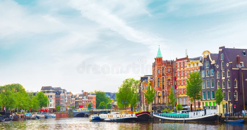Härlig panorama- cityscape av Amsterdam royaltyfria bilder Härlig panorama- cityscape av Amsterdam royaltyfria bilder